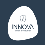 logo con fondo clinica innova